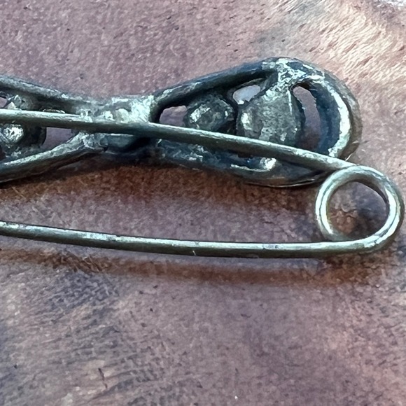 Vintage Safety Pin Brooch Bow Pearls Silver Tone Pin Accent Jewelry Accessory - Picture 5 of 8